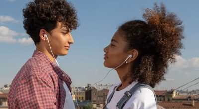 Casal ouvindo música  • Pexels
