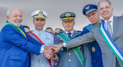 Foto do presidente Luiz Inácio Lula da Silva, do ministro da Defesa, José Mucio, e dos três co...