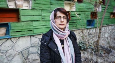 Advogada de direitos humanos Nasrin Sotoudeh fotografada no jardim de seu escritório em Teerã e...