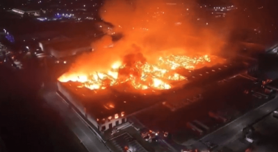 Incêndio de grandes proporções atingiu uma edificação comercial em Arujá (SP), na noite de ...