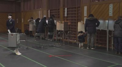 Eleitores japoneses vão às urnas em meio à queda de neve recorde  • Reuters