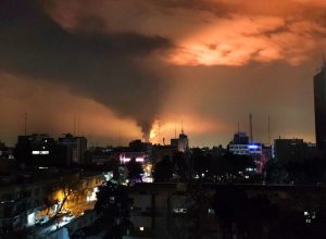 Fumaça e chamas em Teerã após um ataque aéreo na noite de 7 de março  • Majid Saeedi/Gett...