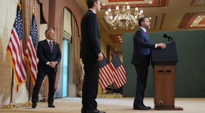 O vice-presidente dos EUA, JD Vance, Jared Kushner e Steve Witkoff durante uma coletiva de impren...