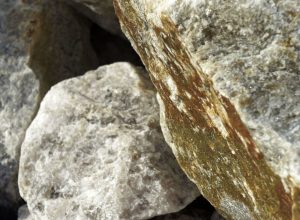 Pilhas de minério de lítio em uma fábrica na Austrália  • Fotógrafo: Carla Gottgens