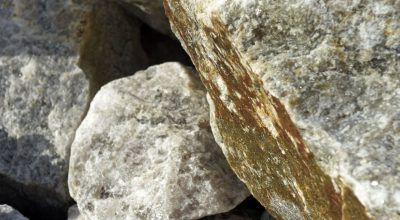 Pilhas de minério de lítio em uma fábrica na Austrália  • Fotógrafo: Carla Gottgens