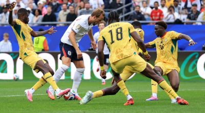 Harry Kane bloqueado por adversários em Inglaterra e Gana pela segunda rodada do Grupo L da Copa...