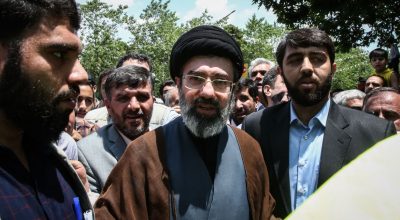 Mojtaba Khamenei (centro), filho do Líder supremo do Irã, o aiatolá Ali Khamenei, é fotografa...