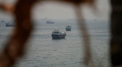 Navios ancorados no Estreito de Ormuz, vistos de Musandam, em Omã 11 de junho de 2026 REUTERS/St...