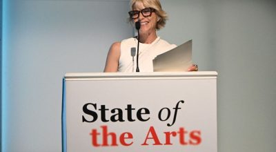 Selma Blair fala no palco durante o evento ADL State of the Arts NOAM GALAI / GETTY IMAGES NORTH ...