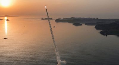 Teste do míssil balístico tático de curto alcance terra-terra Hwasong-11LA em local não revel...