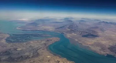 Vista-aerea-da-ilha-de-Qeshm-separada-do-continente-iraniano-pelo-Estreito-de-Clarence-no-Estreito-de-Ormuz