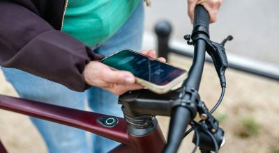 O ecossistema de micromobilidade urbana, como o de e-bikes, armazena dados de navegação e rotas...