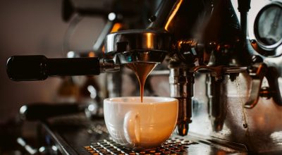A máquina de expresso é bem diferente das cafeteiras convencionais, permitindo um preparo difer...
