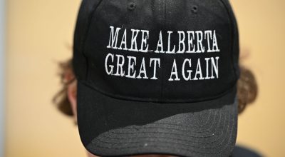 Um integrante usa o boné "Make Alberta Great Again" durante o evento Help Us Make Sovereignty fo...