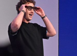 O CEO da Meta, Mark Zuckerberg, mostra os novos óculos inteligentes Meta Ray-Ban Display com tec...