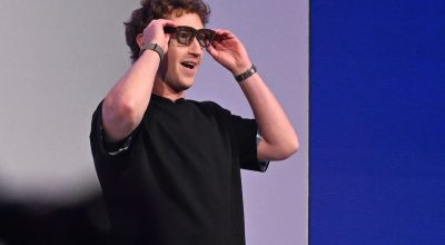 O CEO da Meta, Mark Zuckerberg, mostra os novos óculos inteligentes Meta Ray-Ban Display com tec...