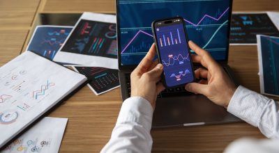 Representação de pessoa avaliando ações de empresas na bolsa de valores.  • Freepik