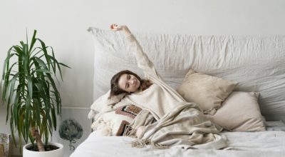 Os movimentos feitos ainda na cama funcionam como um aquecimento leve e avisam o sistema nervoso ...