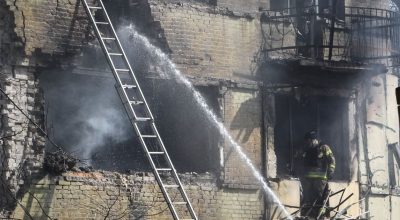 Prédio alvo de ataque russo em Dnipro em 26/3/2026  • REUTERS/Stringer