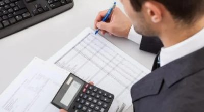 1 de 1 Imagem colorida de um homem calculando impostos - Metrópoles - Foto: Reprodução