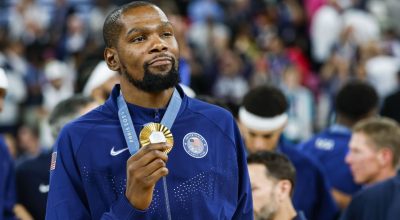 Kevin Durant com a medalha de ouro da Olimpíada de Paris 2024  • Manu Reino/Europa Press via ...