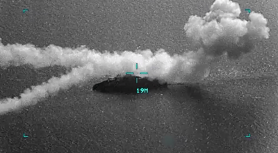 Forças americanas divulgam fotos mostrando embarcação iraniana sendo atingida  • Reuters