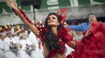 Carla Prata, rainha de bateria da escola de samba Acadêmicos do Tucuruvi, desfila pelo Grupo de ...