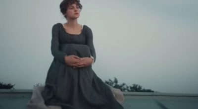 Protagonista é interpretada por Emma Corrin (The Crown, Nosferatu), no papel de Elizabeth Bennet