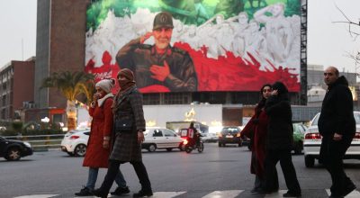 Pessoas caminham por Teerã, no Irã  • 02/01/2026 Majid Asgaripour/WANA (West Asia News Agenc...
