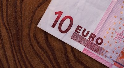 O Pix na Europa deve chegar com pagamentos via QR Code. (Imagem: Nuttawan Jayawan/Getty Images)