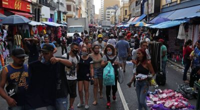 Pessoas caminham na rua 25 de Março, em São Paulo  • 21/12/2020 REUTERS/Amanda Perobelli
