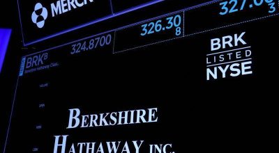 Logo da Berkshire Hathaway em painel eletrônico da Bolsa de Valores de Nova York  • 10/05/202...