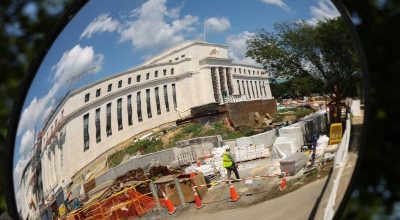 Sede do Federal Reserve refletida em um espelho em Washington  • , EUA, em 6 de agosto de 2026...