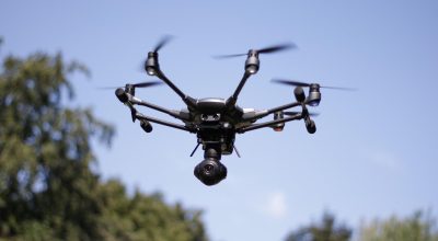 Alguns drones autônomos conseguem mapear o ambiente em tempo real e desviar de obstáculos sem G...
